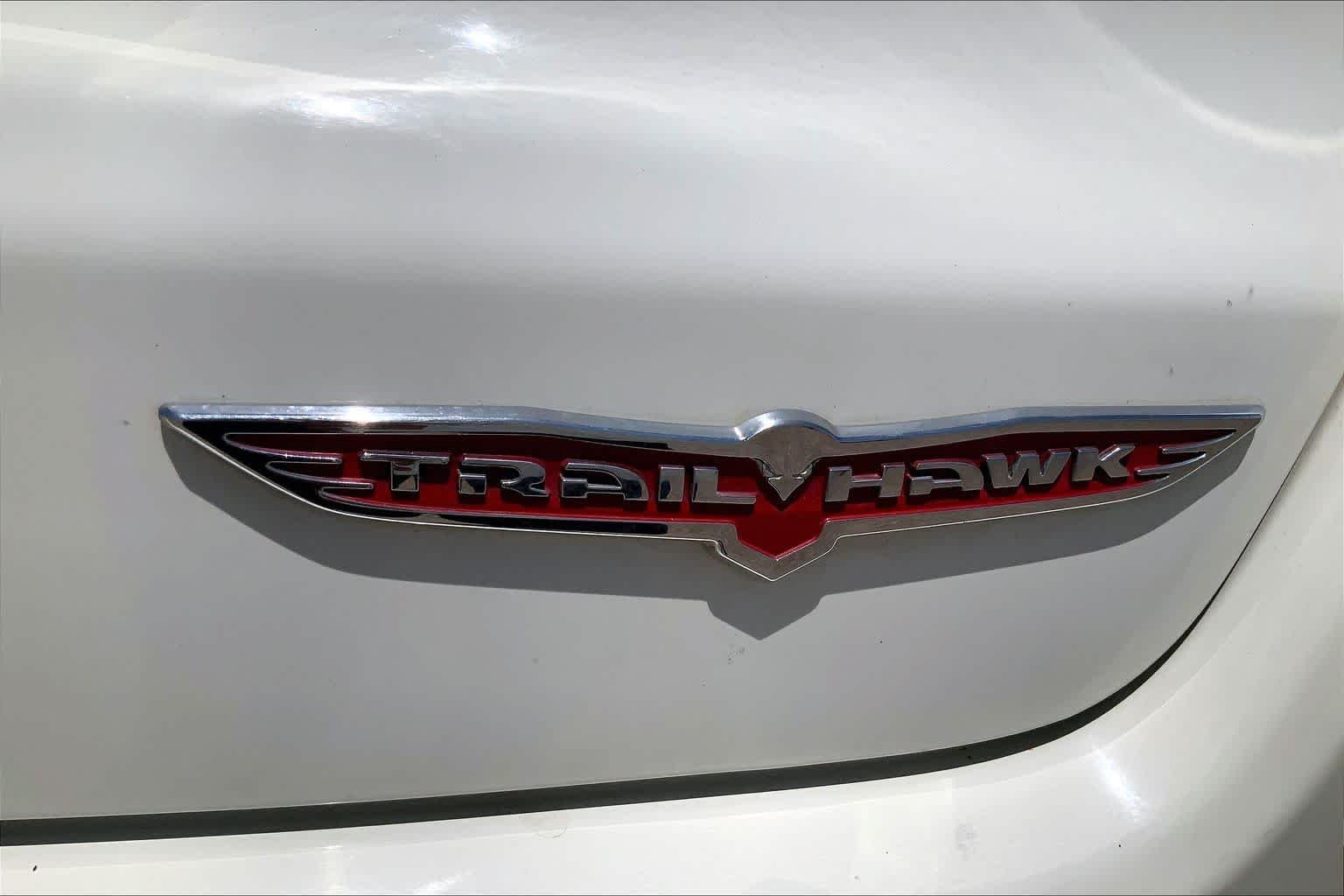 Used 2019 White Clearcoat Jeep Trailhawk image 10
