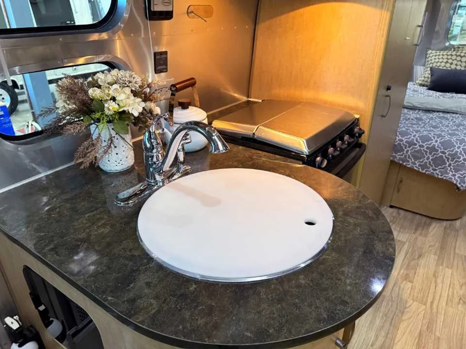 Used 2014 SILVER AIRSTREAM  image 17