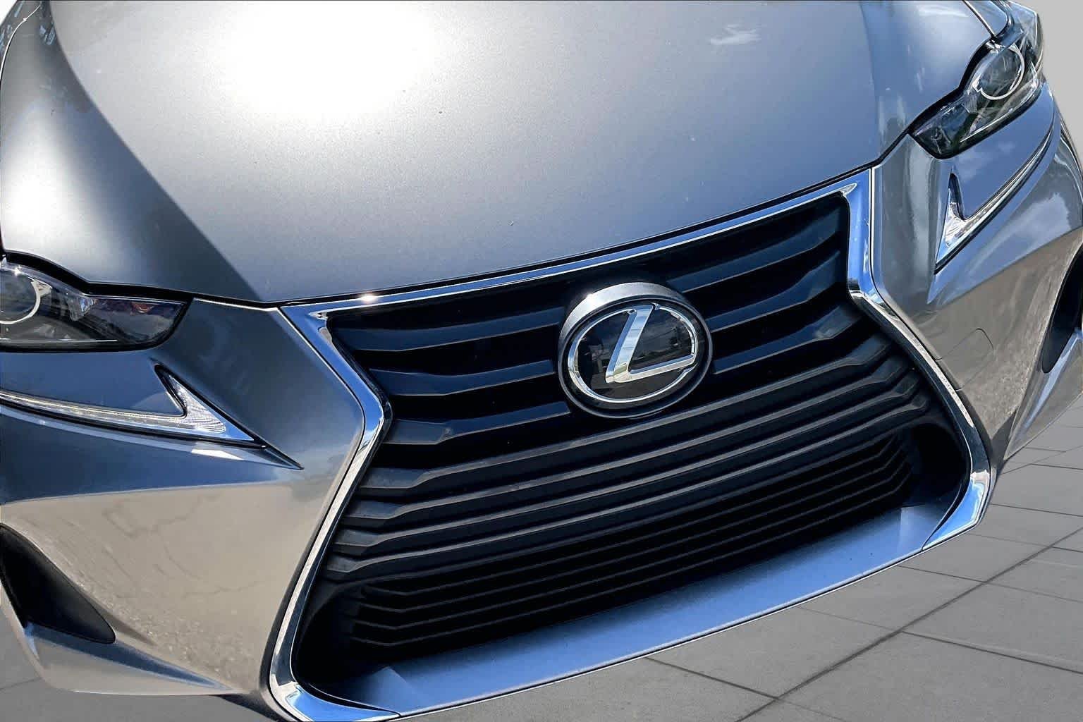Used 2019 Atomic Silver Lexus  image 30