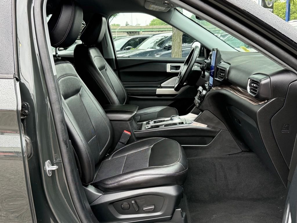 Used 2022 Green Ford Limited image 35
