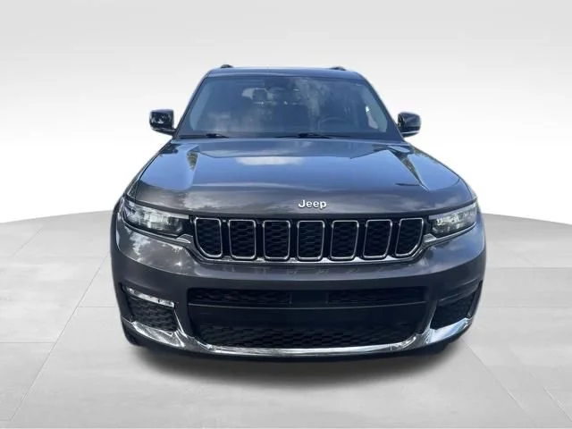 Used 2023  Jeep Limited image 6