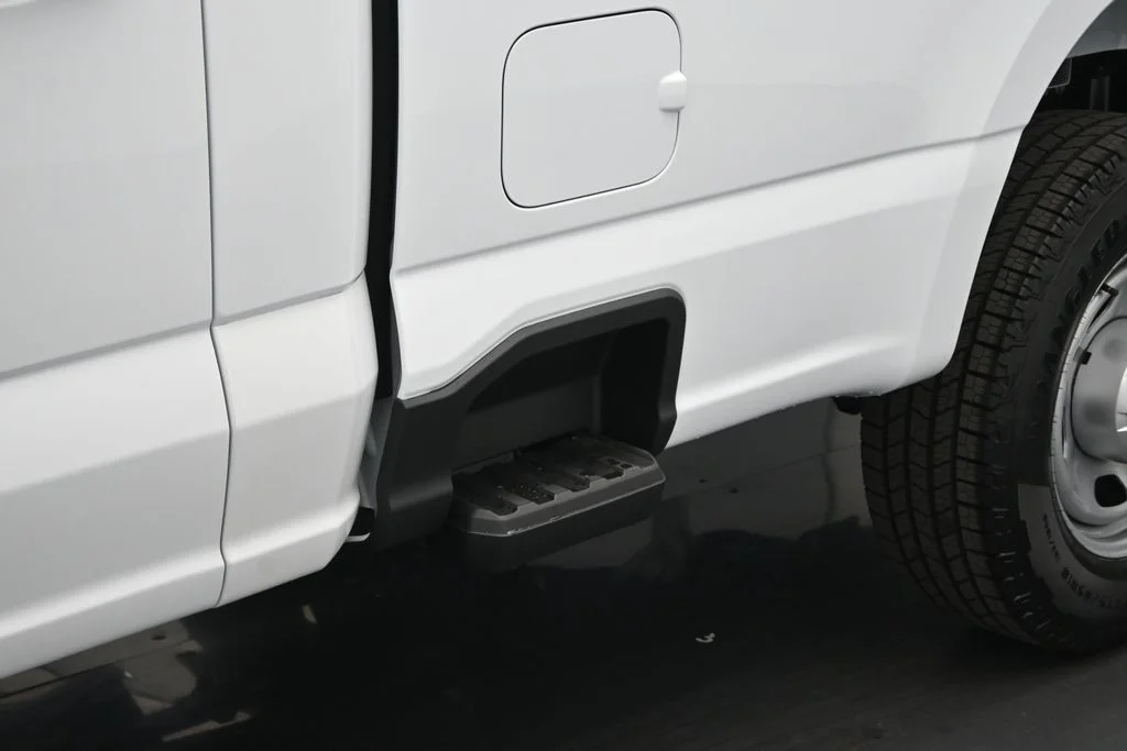 New 2027 Oxford White Ford XLT image 18