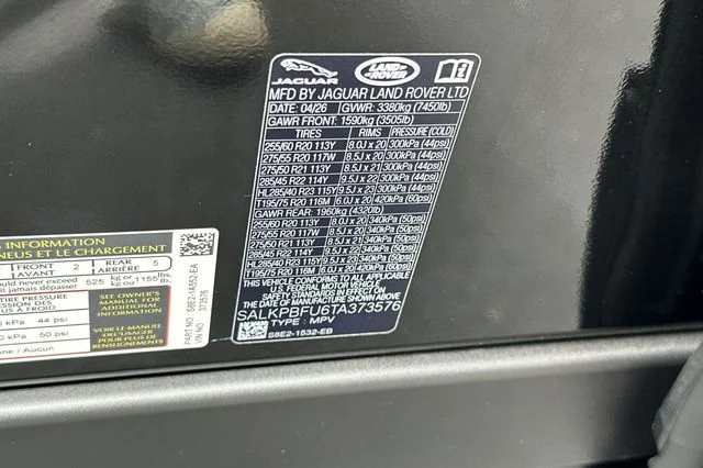 New 2026 Santorini Black Land Rover SE image 27