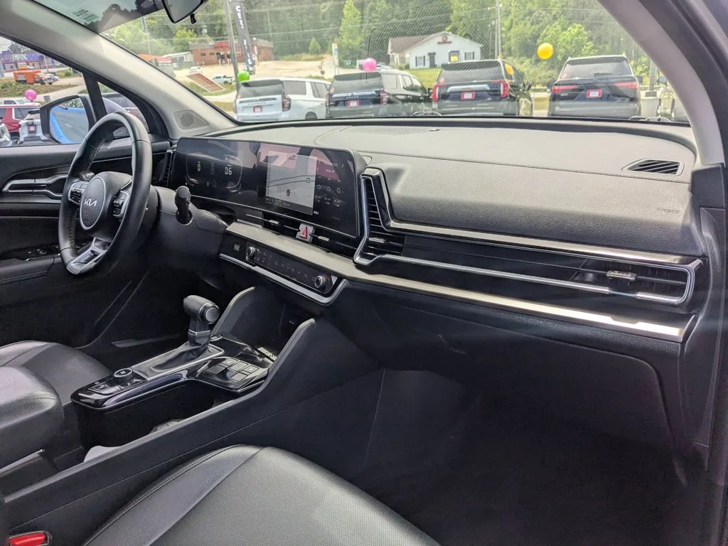 Used 2025 Everlasting Silver Kia EX image 29