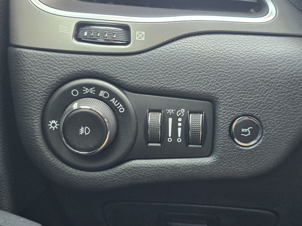 Used 2019 Black Jeep Latitude Plus image 23
