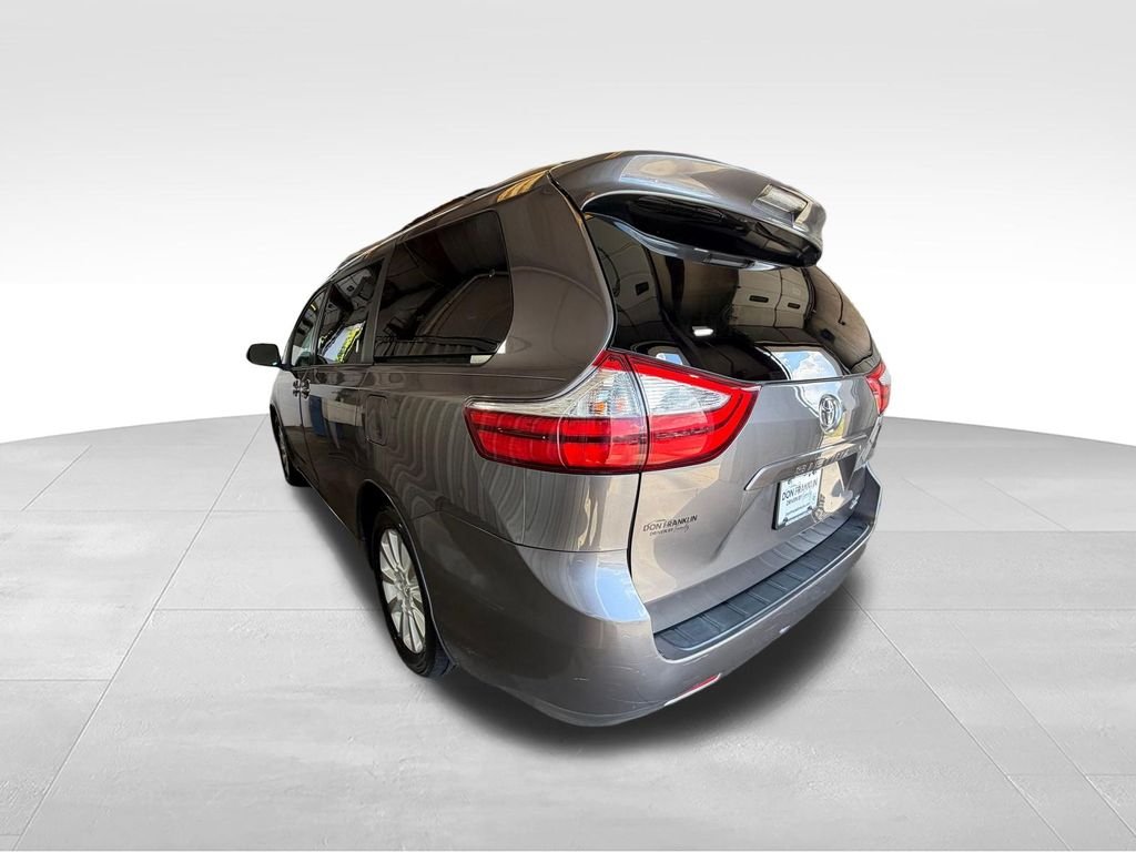 Used 2015 Gray Toyota XLE image 3