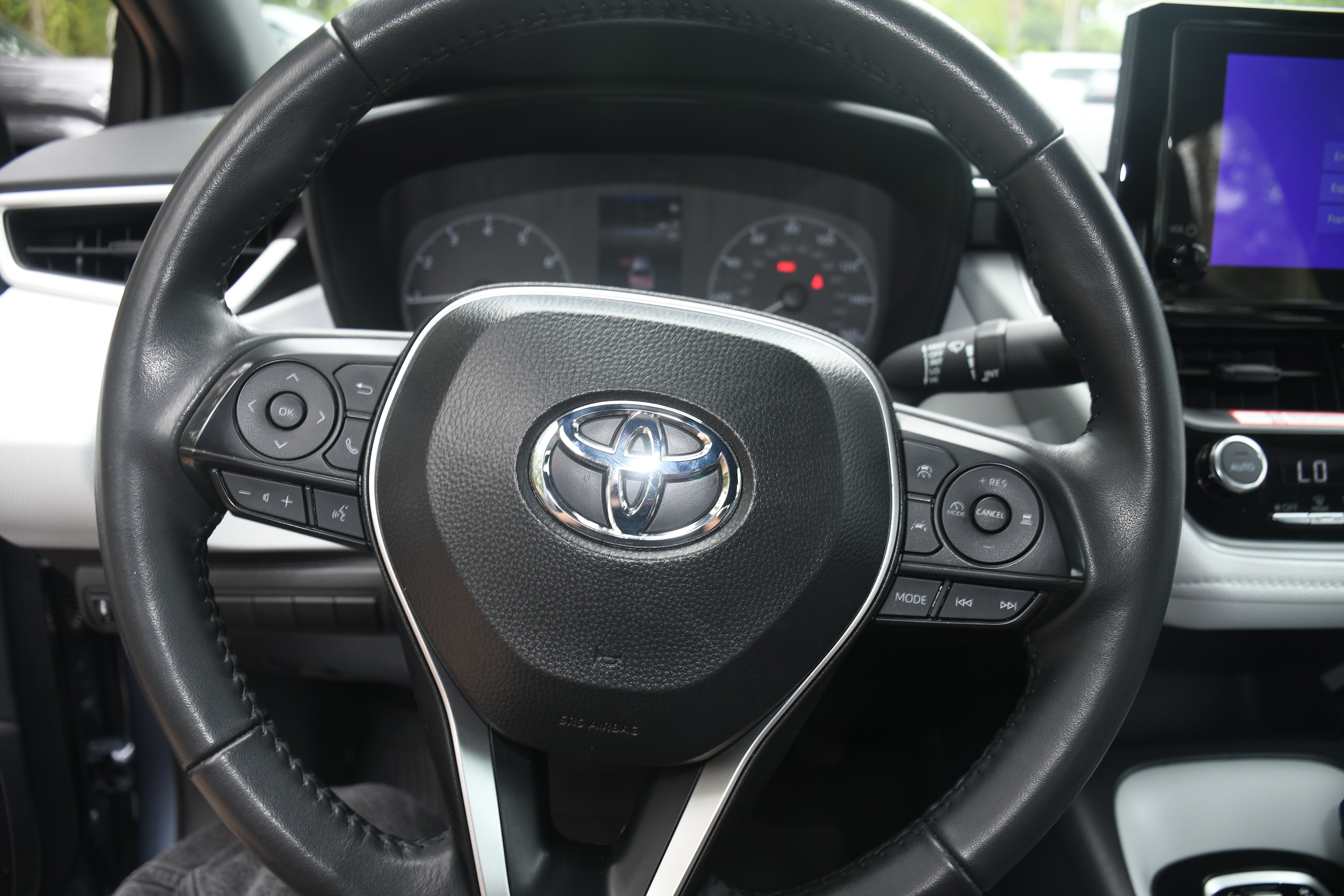 Used 2025  Toyota SE image 11