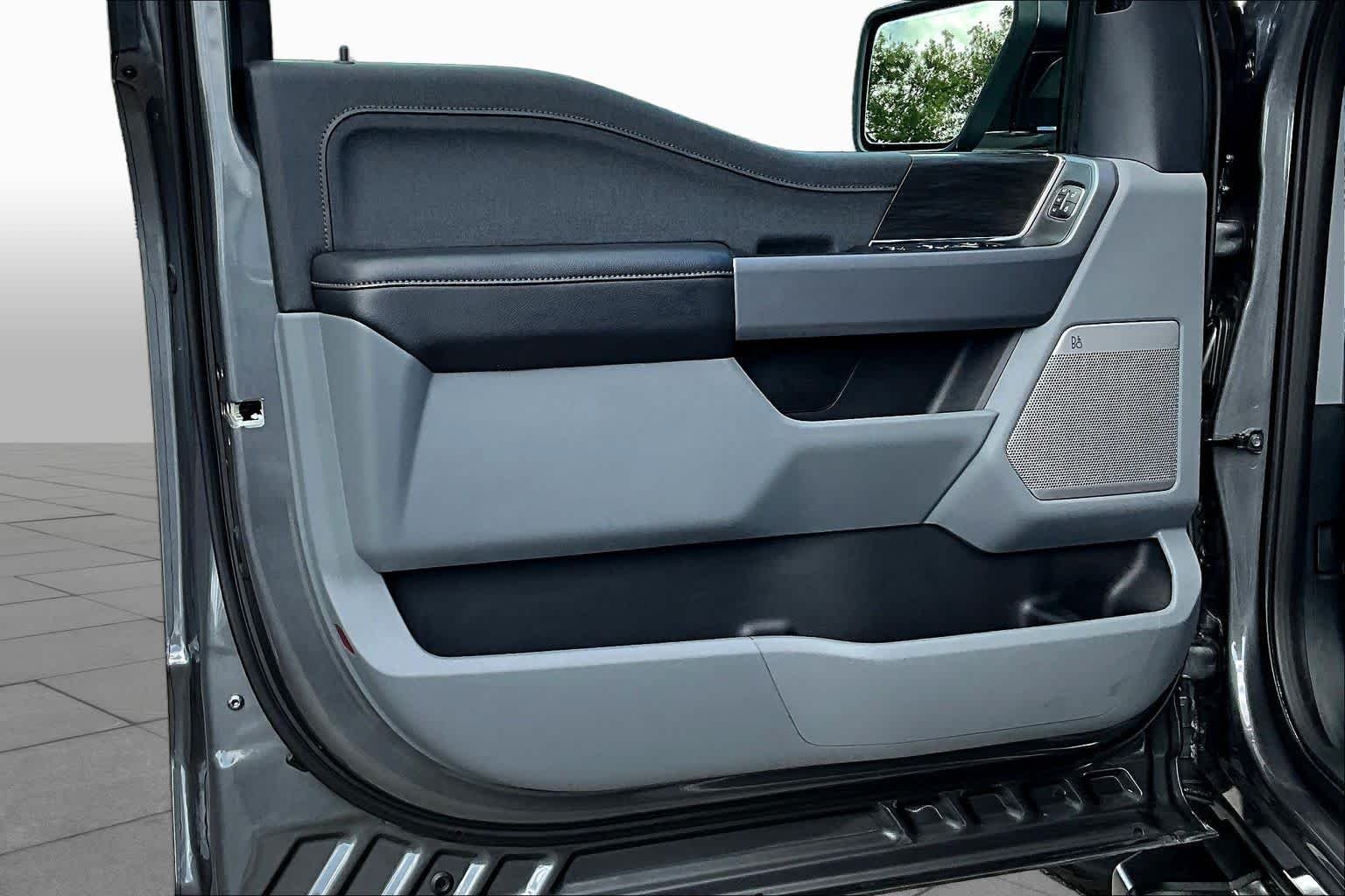 Used 2025 Carbonized Gray Metallic Ford LARIAT image 38