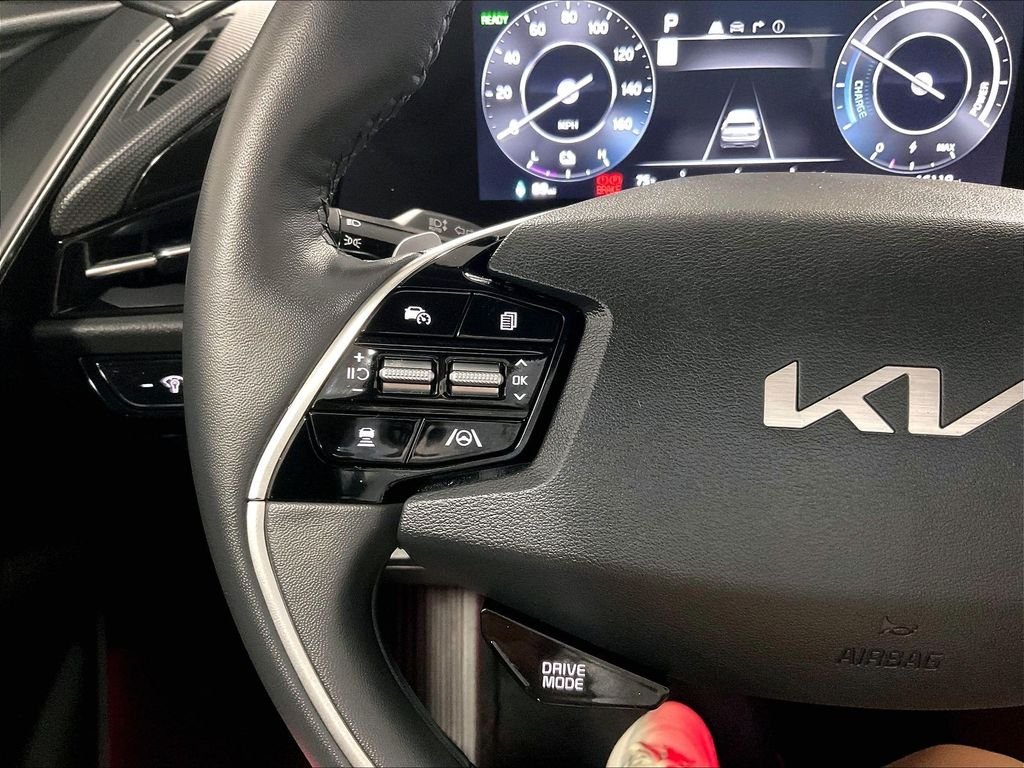 Used 2023 White Kia Wind image 22