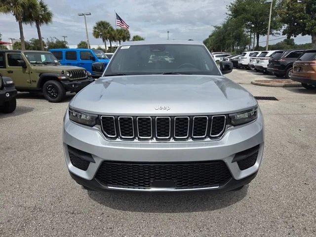 New 2026 Silver Zynith Exterior Paint Jeep Laredo image 18