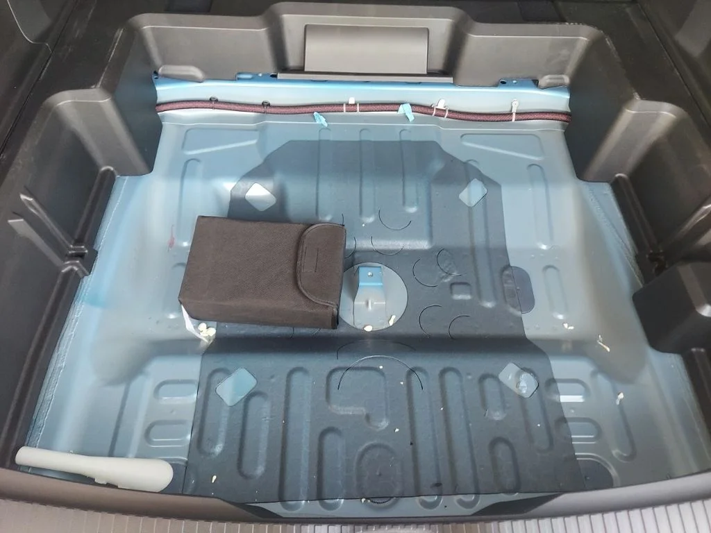 New 2026 Hydro Blue Pearl-Coat Exterior Paint Jeep Laredo image 42