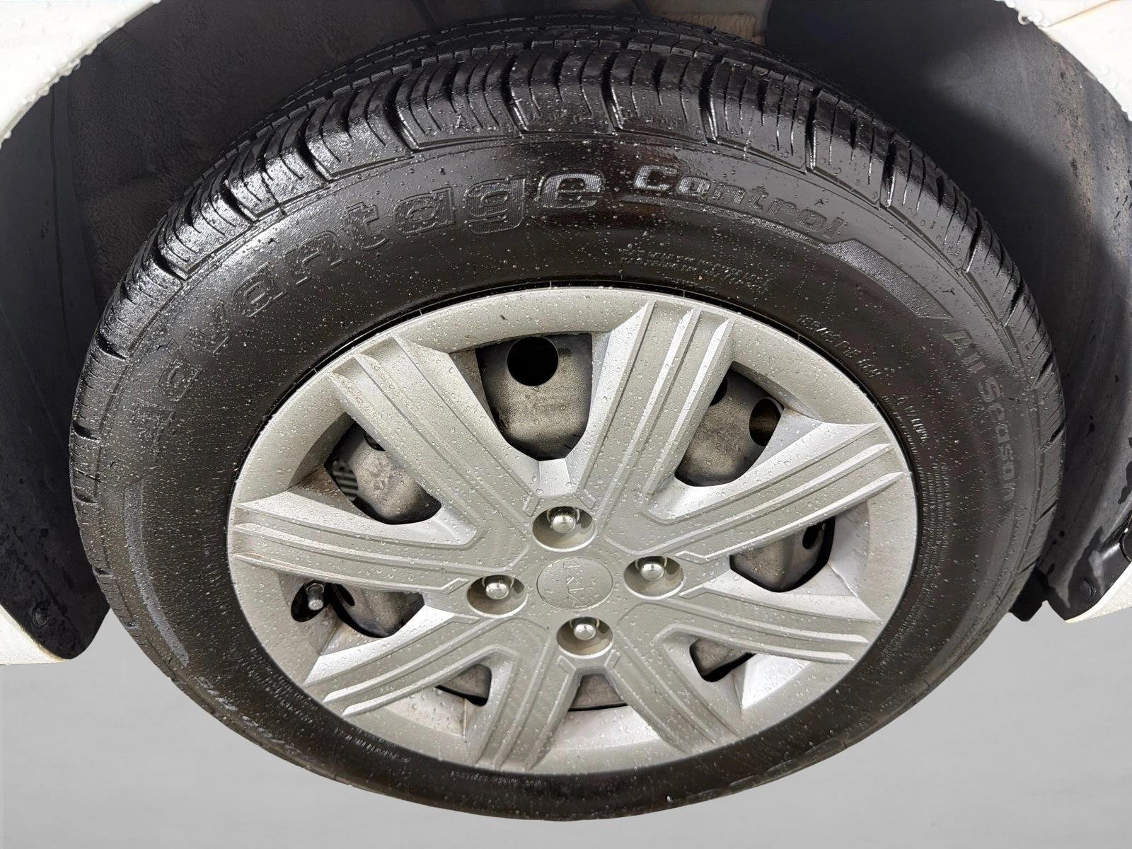 Used 2022 Clear White Kia S image 12