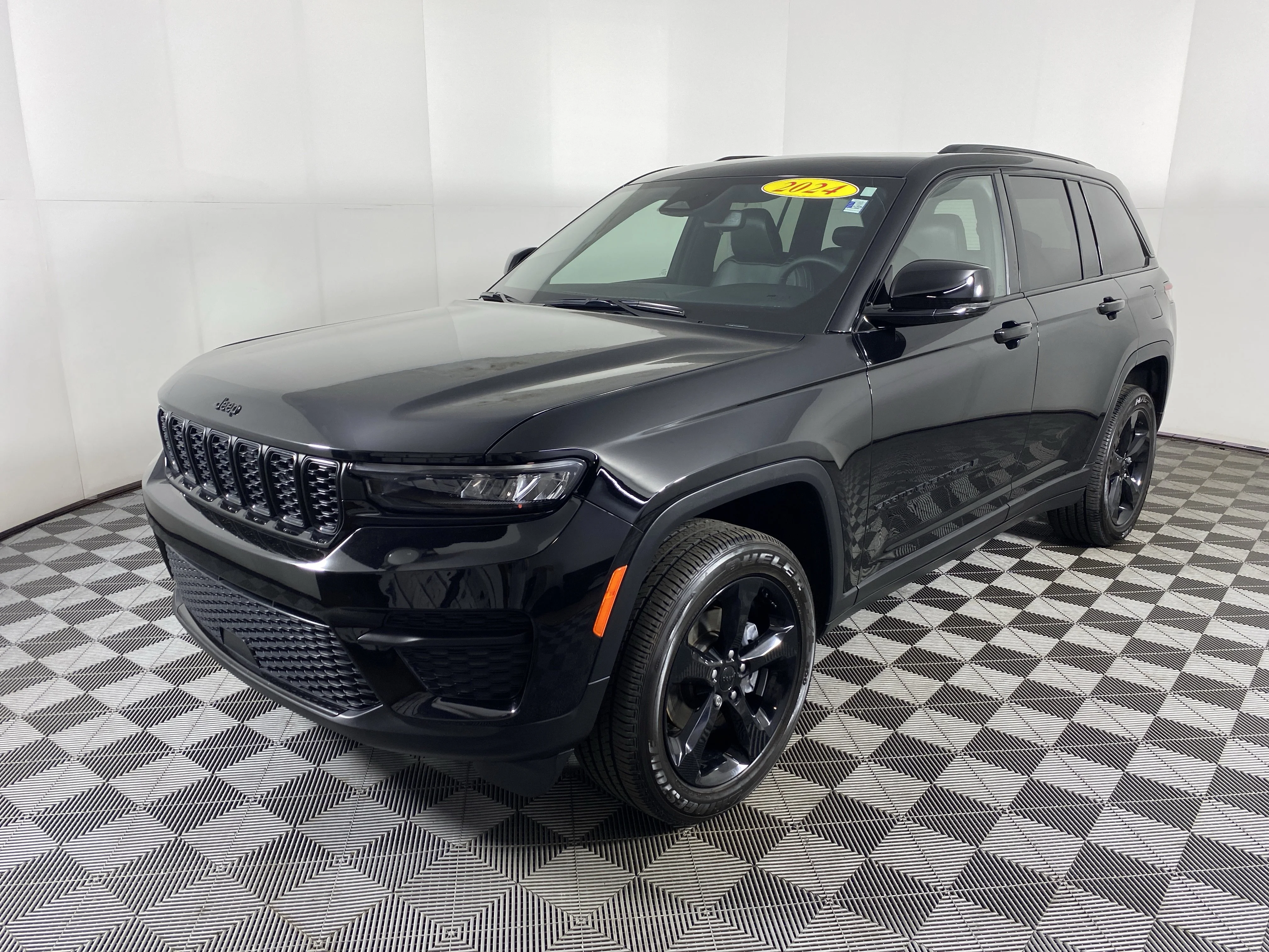 Used 2024 Diamond Black Crystal Pearlcoat Jeep Altitude X image 11