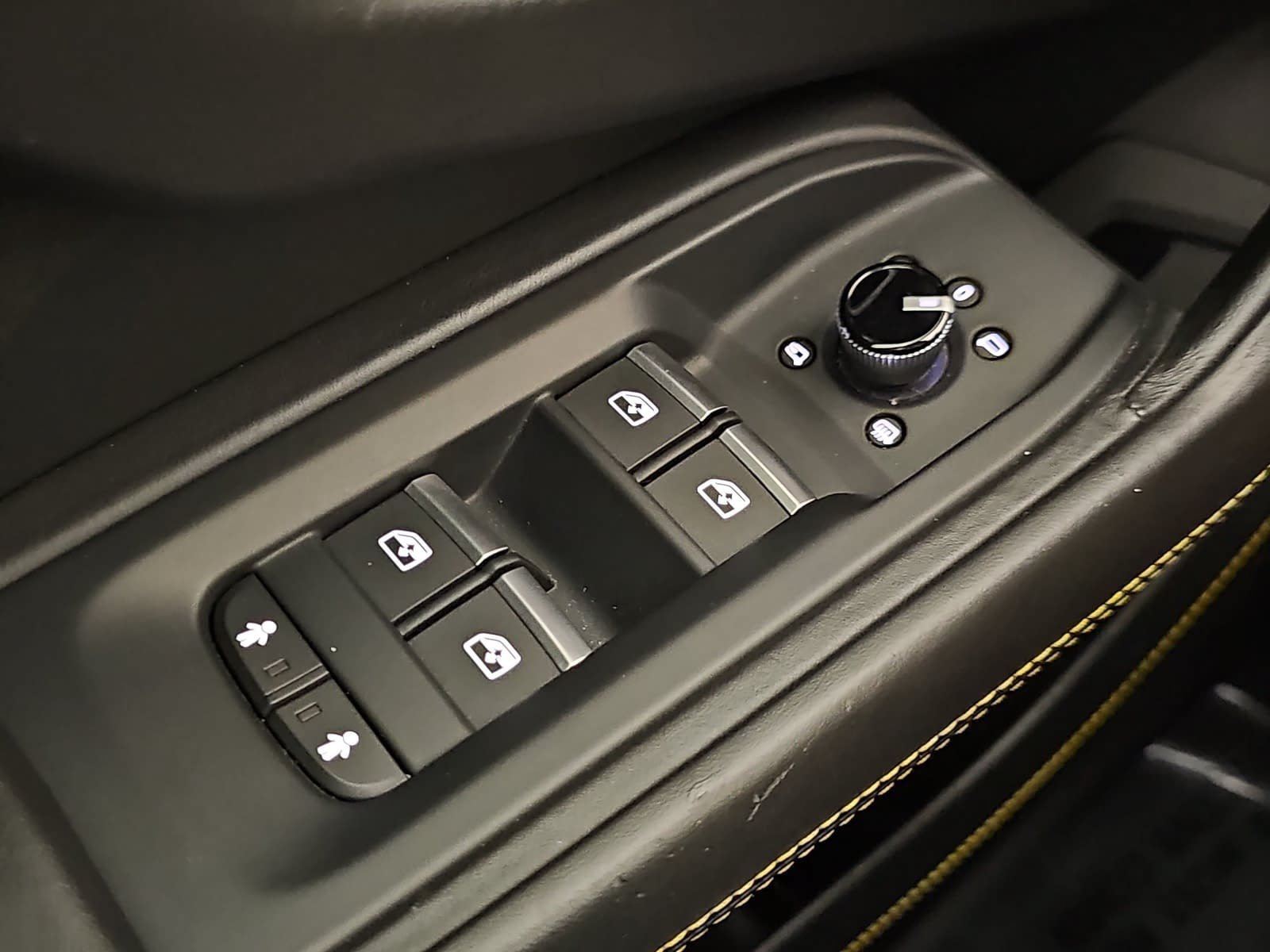 Used 2020  Lamborghini Base image 25