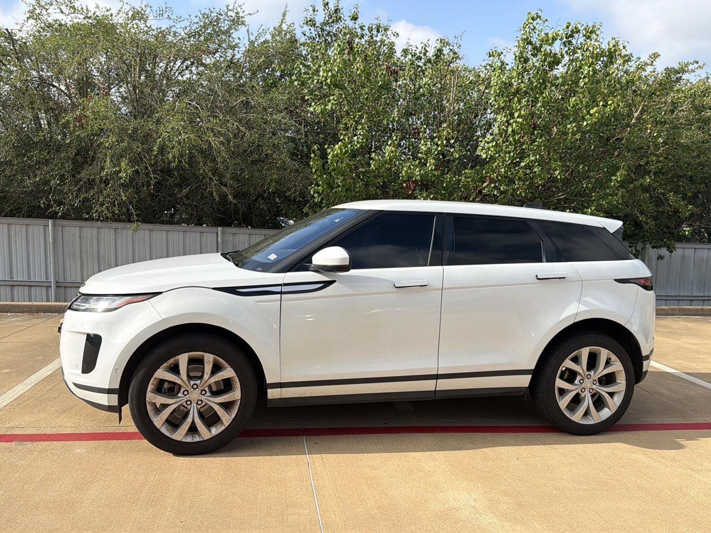 Used 2020 Fuji White Land Rover SE image 4