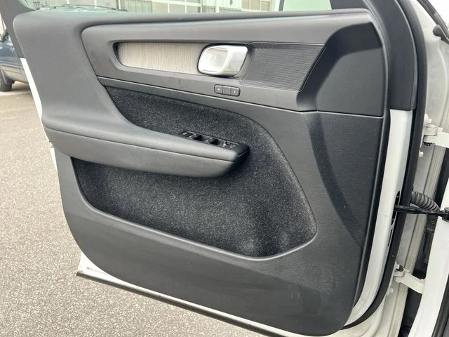 Used 2019 White Volvo T5 Inscription image 24