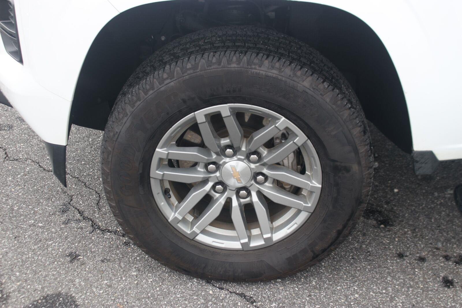 Used 2024 Summit White Chevrolet LT image 38