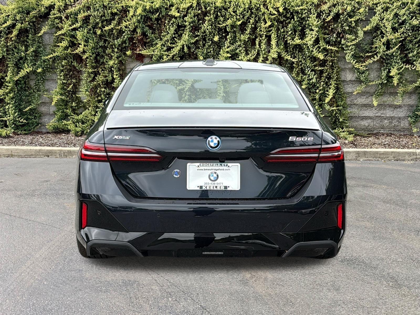 New 2027 Carbon Black Metallic BMW 550e xDrive image 5