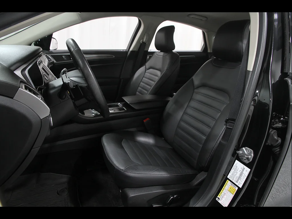 Used 2018 Shadow Black Ford SE image 6