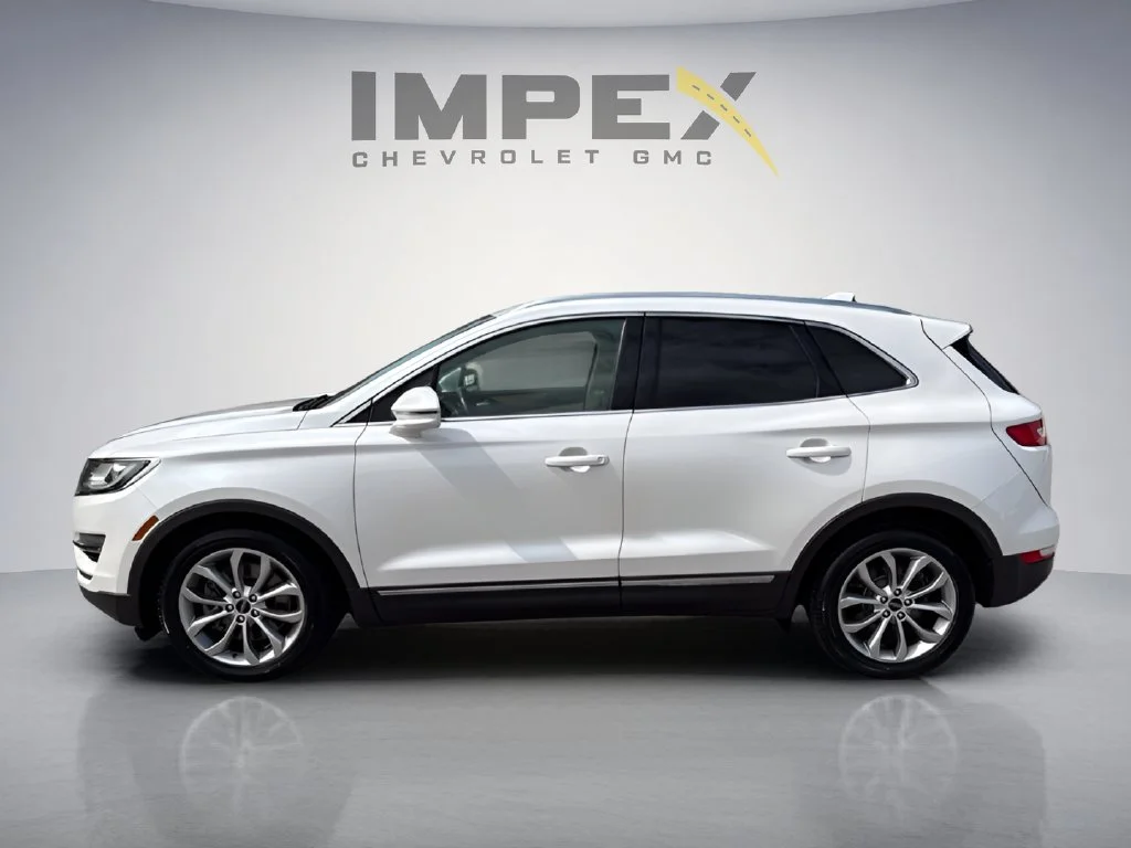 Used 2015 White Lincoln Base image 2