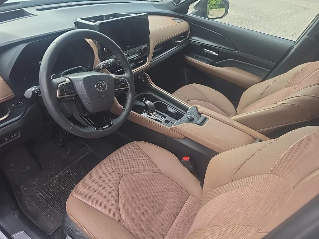 Used 2025  Toyota  image 13