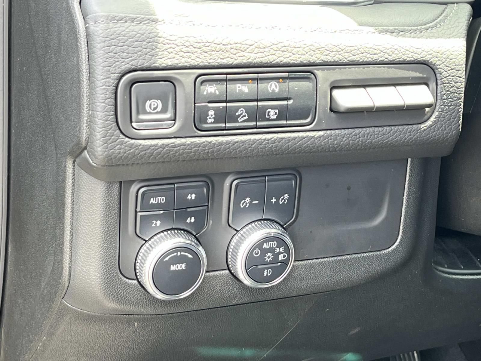 Used 2024 Onyx Black GMC Denali image 32