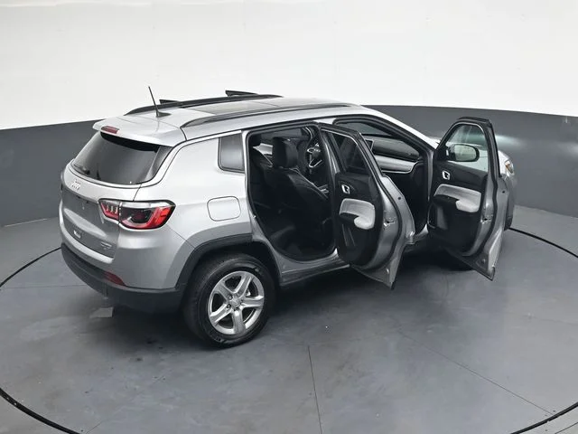 Used 2023 Silver Jeep Latitude image 40