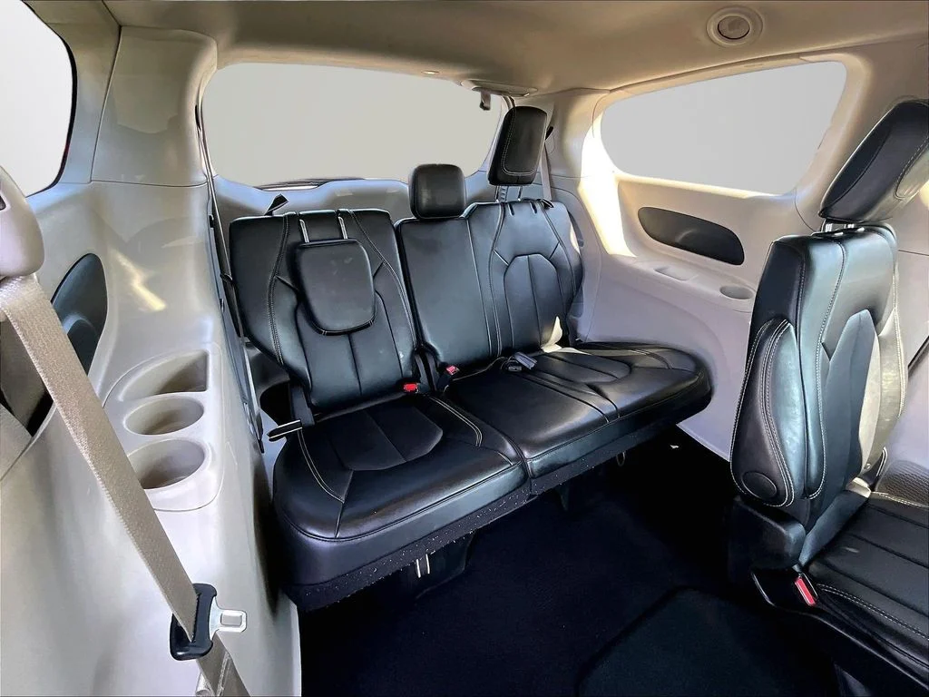 Used 2024 Black Chrysler Touring L image 29