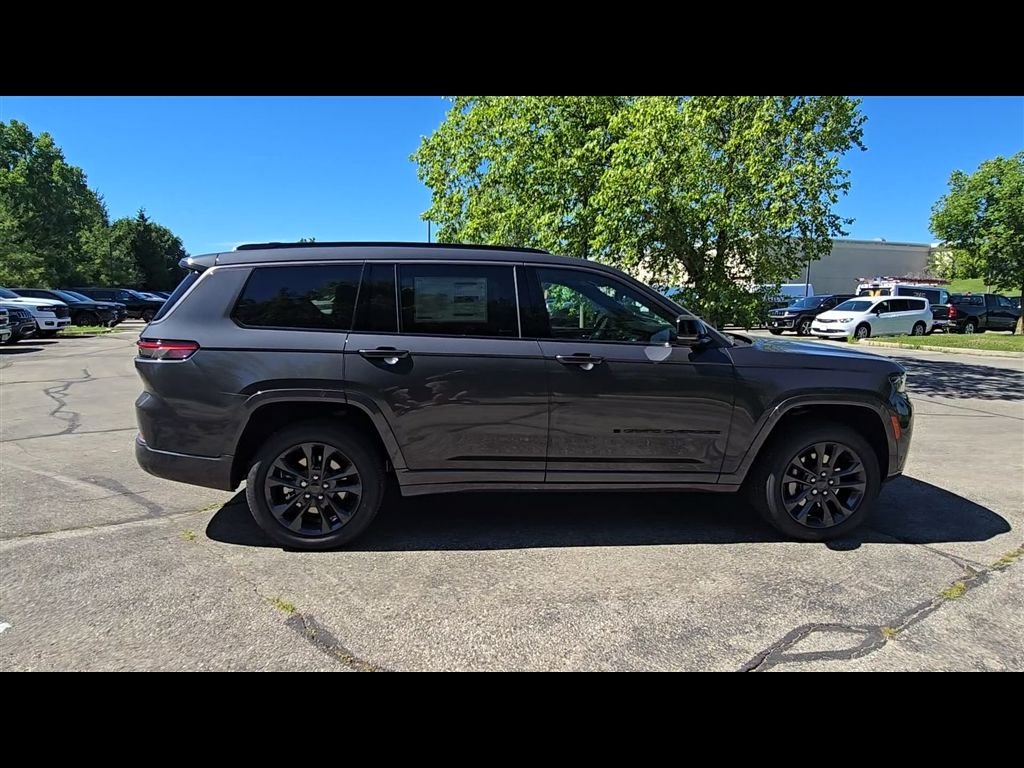 New 2026 Baltic Gray Metallic Clear-Coat Exterior Paint Jeep Limited Reserve image 8