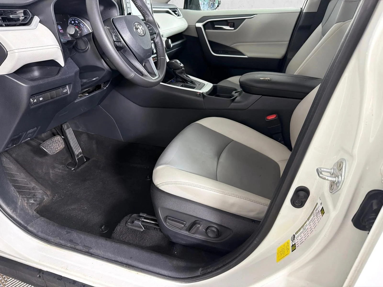 Used 2020 White Toyota XLE Premium image 10