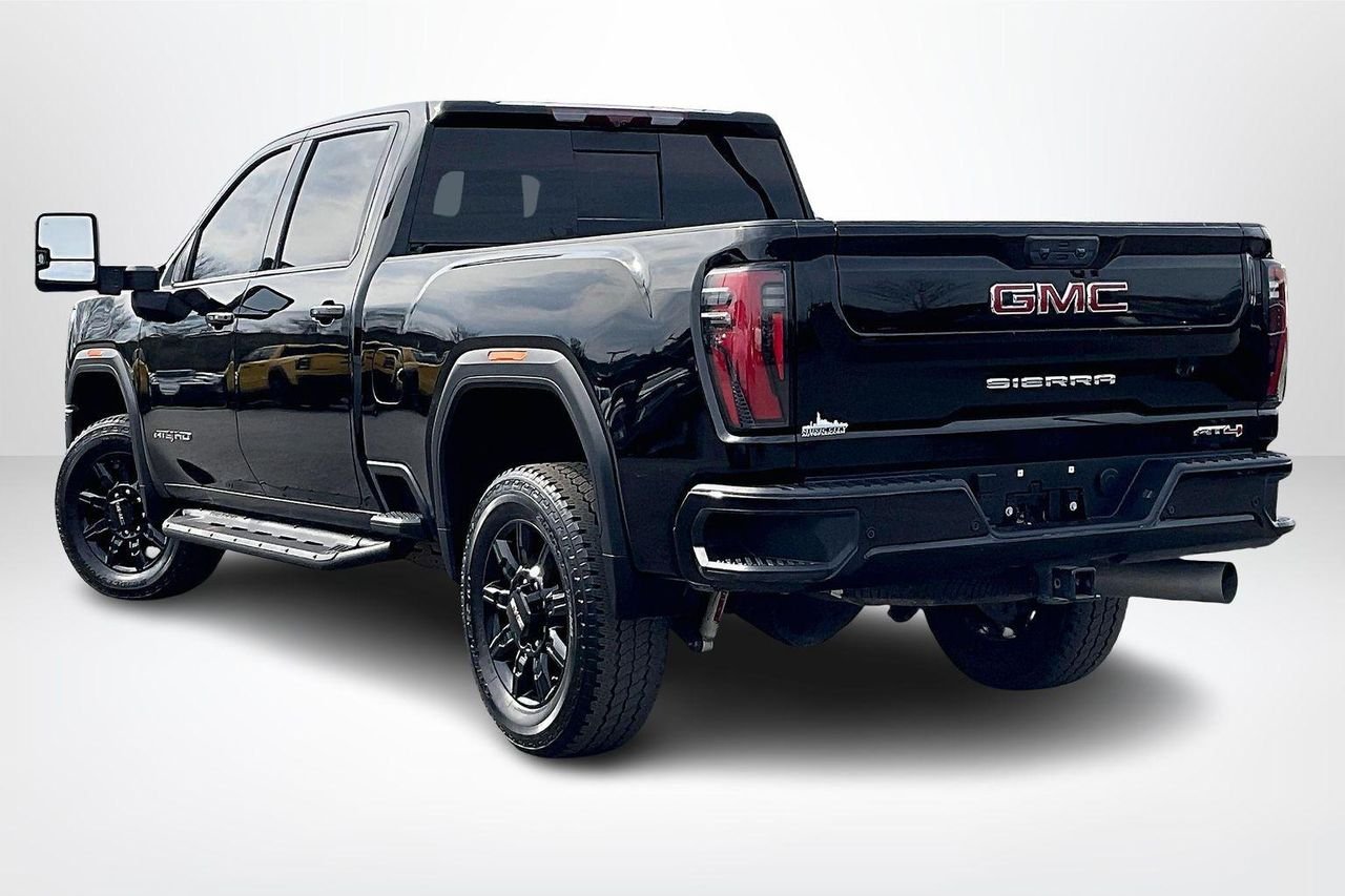 Used 2025 Onyx Black GMC 4WD Crew Cab Standard Bed AT4 image 5