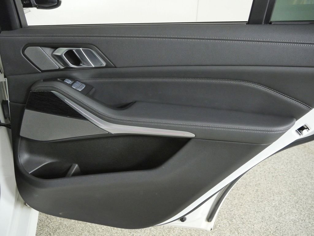 Used 2022 Alpine White BMW M50i image 25