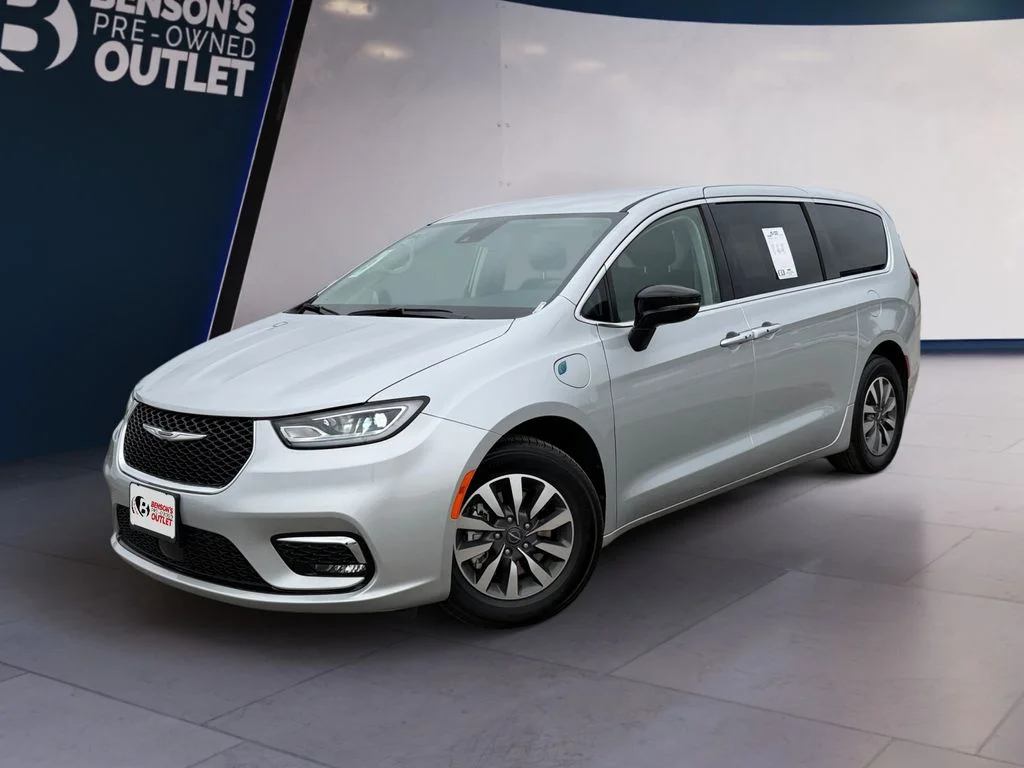 2024 Chrysler Pacifica Hybrid Select PHEV's photo