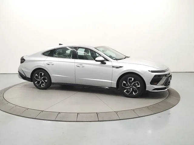 Used 2025 Silver Hyundai SEL image 9