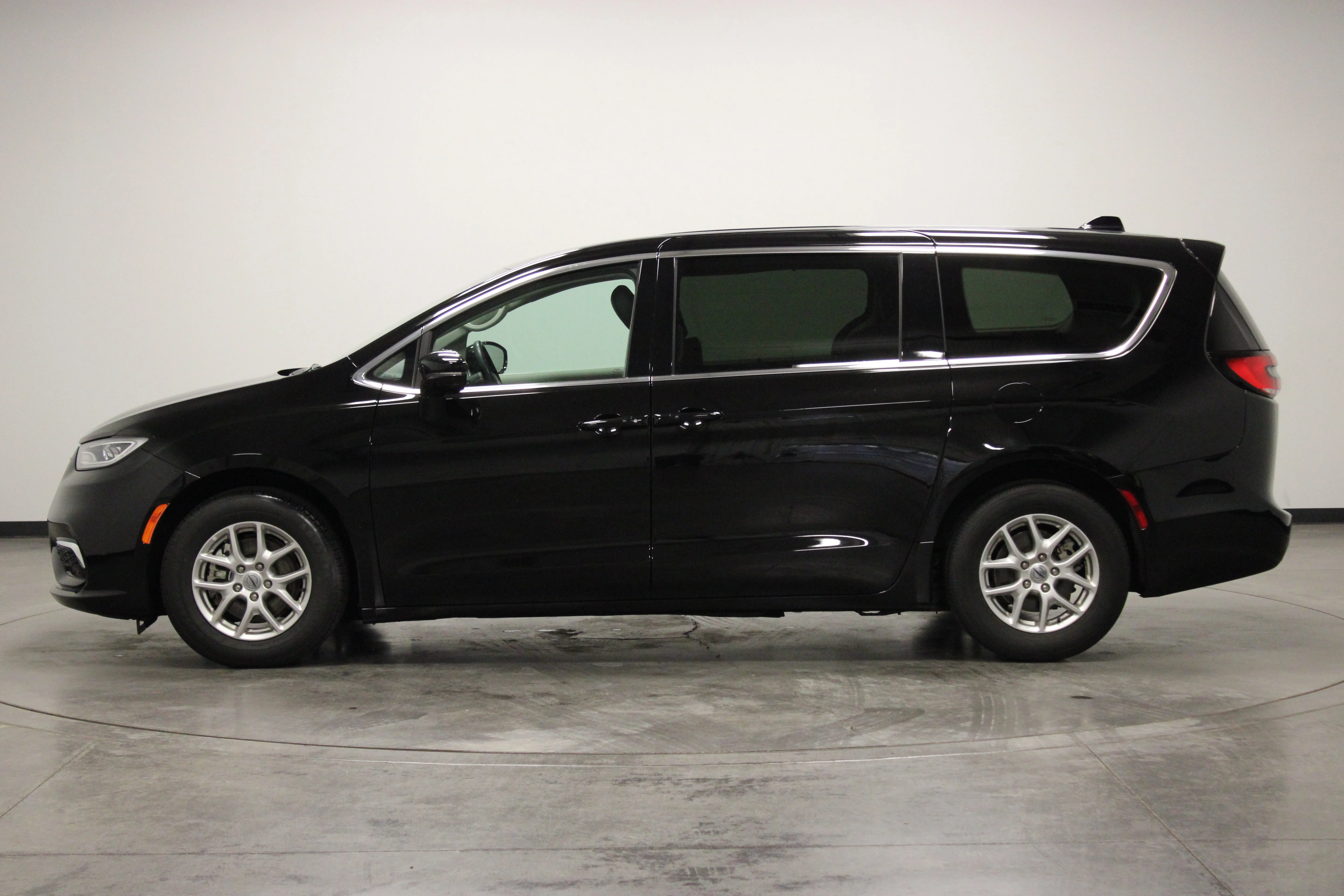 Used 2024 Diamond Black Crystal Pearlcoat Chrysler Touring L image 5