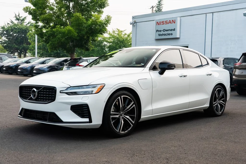 Used 2022 White Volvo T8 R-Design image 3