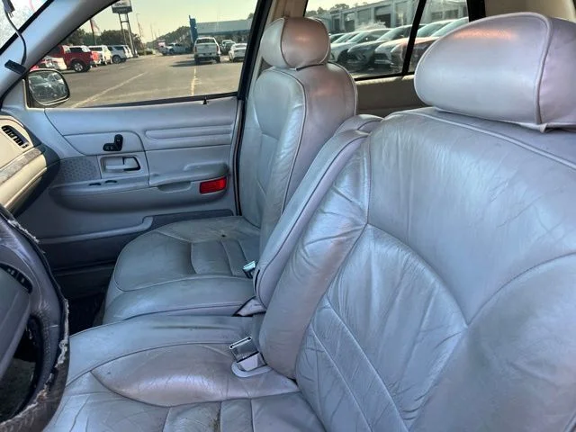 Used 2000  Ford LX image 8