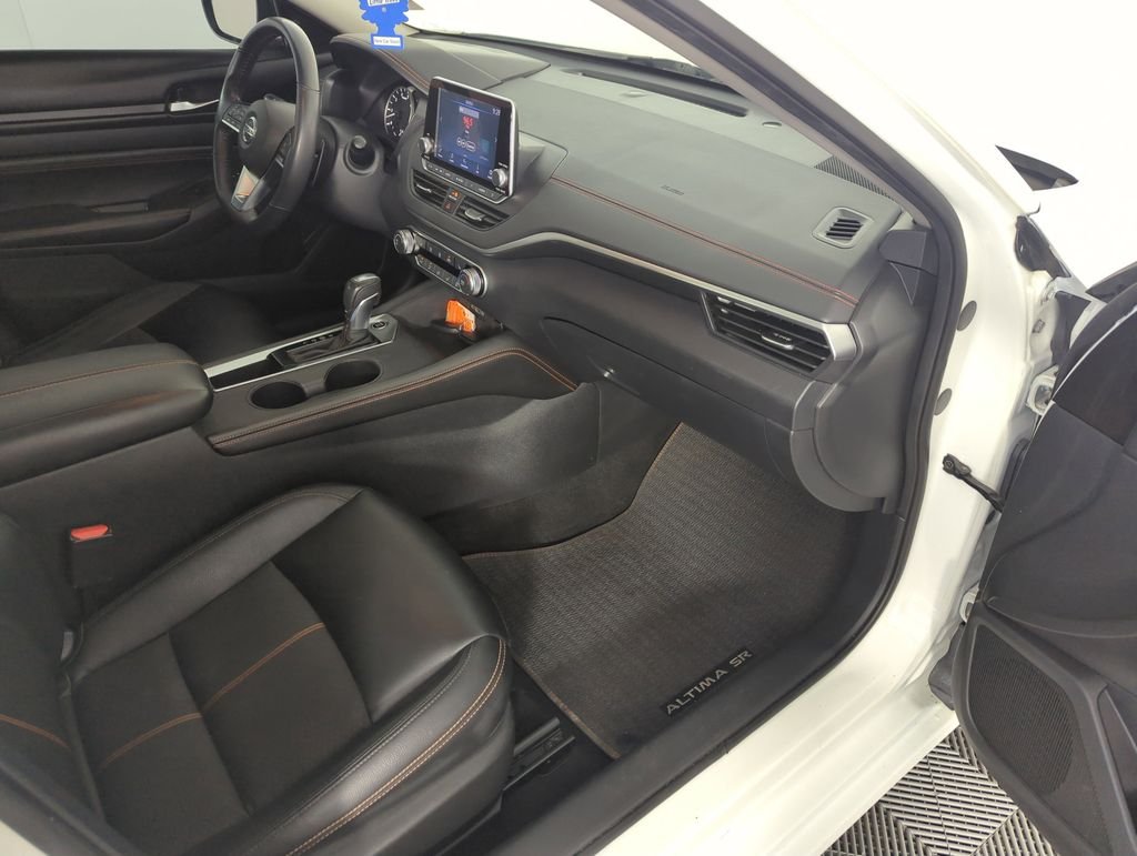 Used 2021 White Nissan 2.5 SR image 36