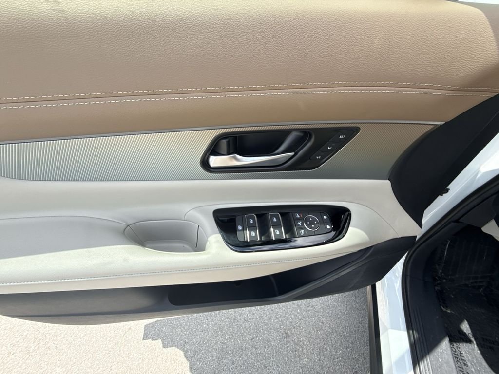 Used 2025 White Nissan Platinum image 13