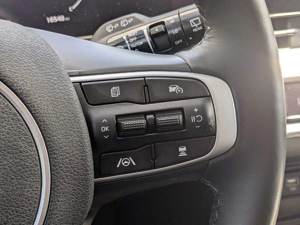 Used 2025 White Kia SX-Prestige image 25