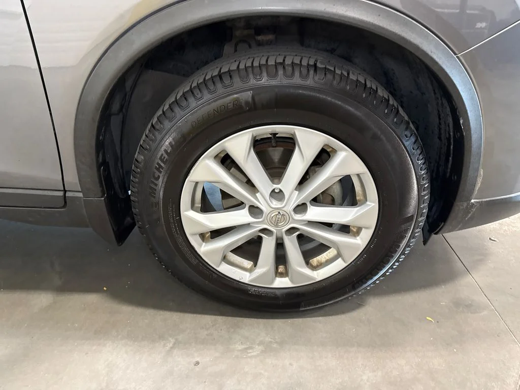 Used 2016 Gray Nissan SV image 16
