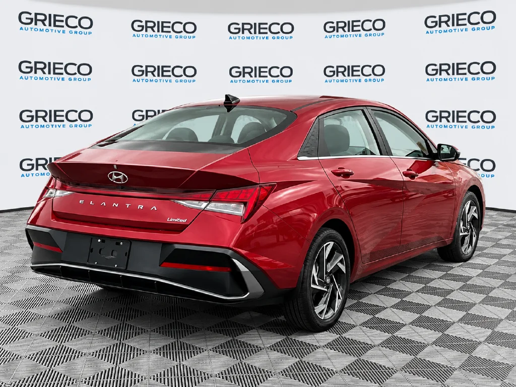 Used 2025 Red Hyundai SEL Convenience image 4