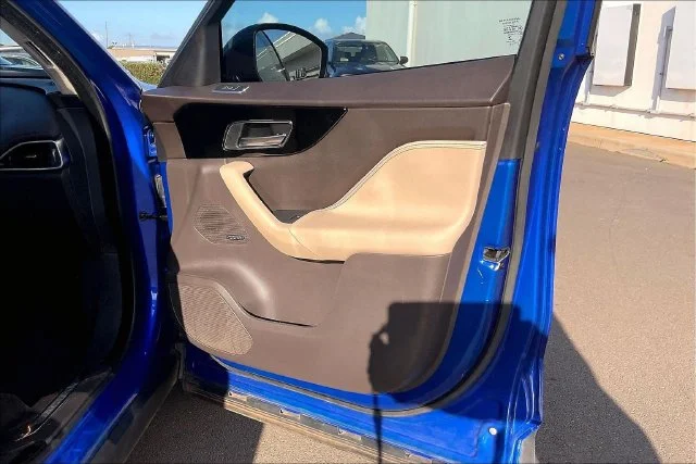 Used 2019 Blue Jaguar 25t Prestige image 18