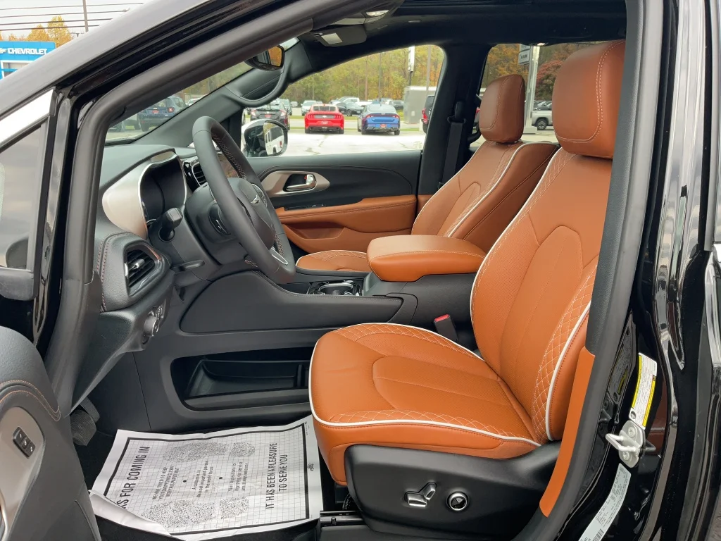 2026 Chrysler Pacifica Pinnacle - Photo 8