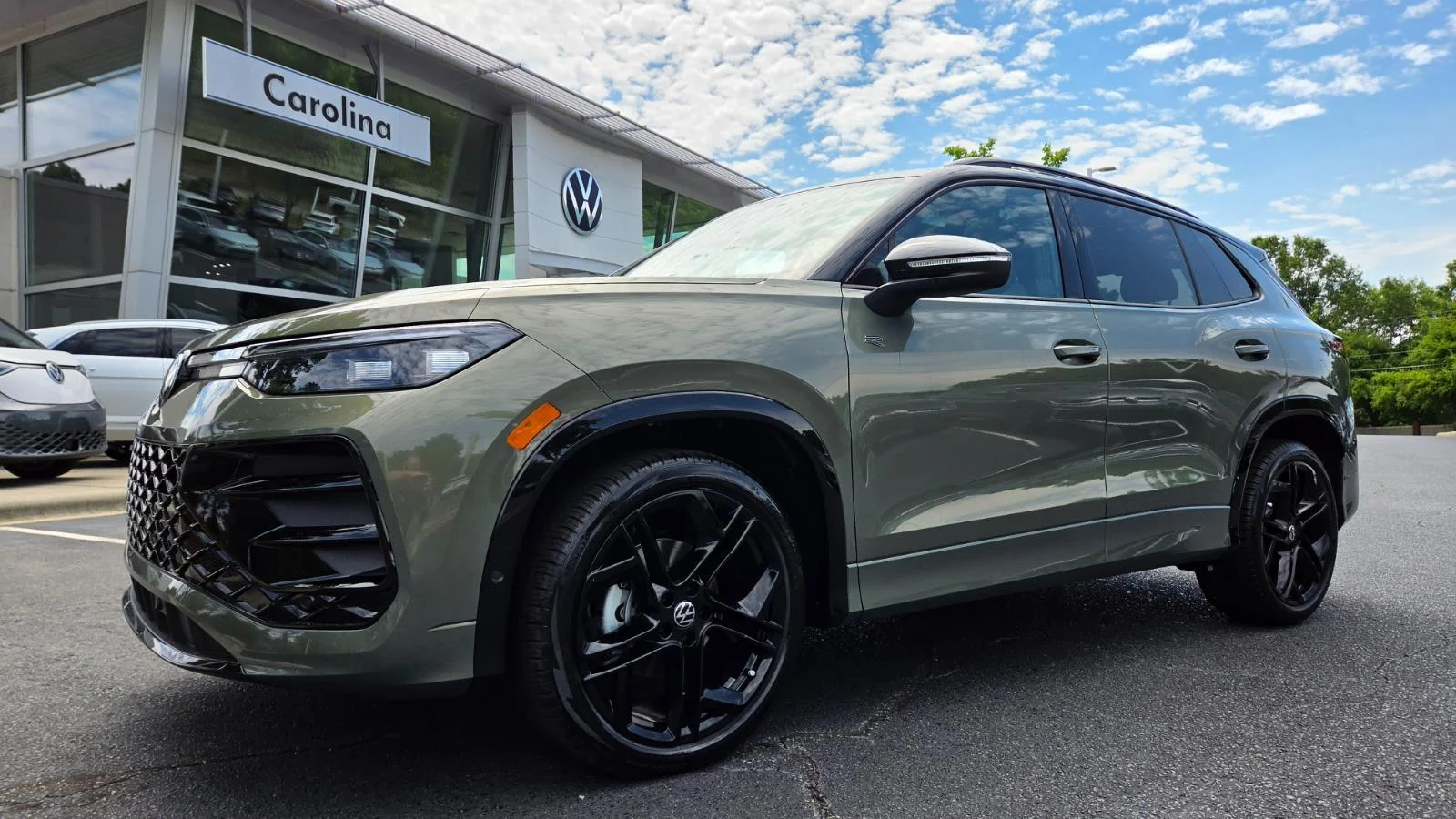 2026 Volkswagen Tiguan 2.0T SE R-Line Black's photo