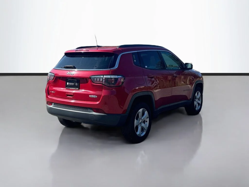 Used 2019 Red Jeep Latitude image 4
