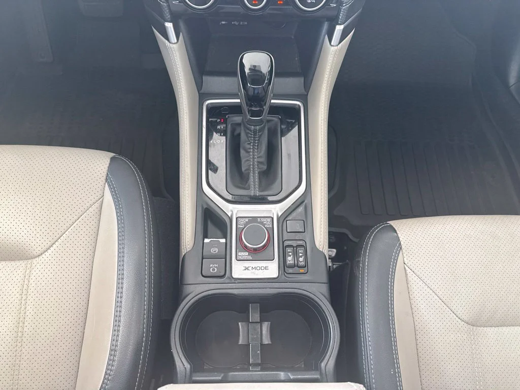 Used 2020 Crystal White Pearl Subaru Limited image 22