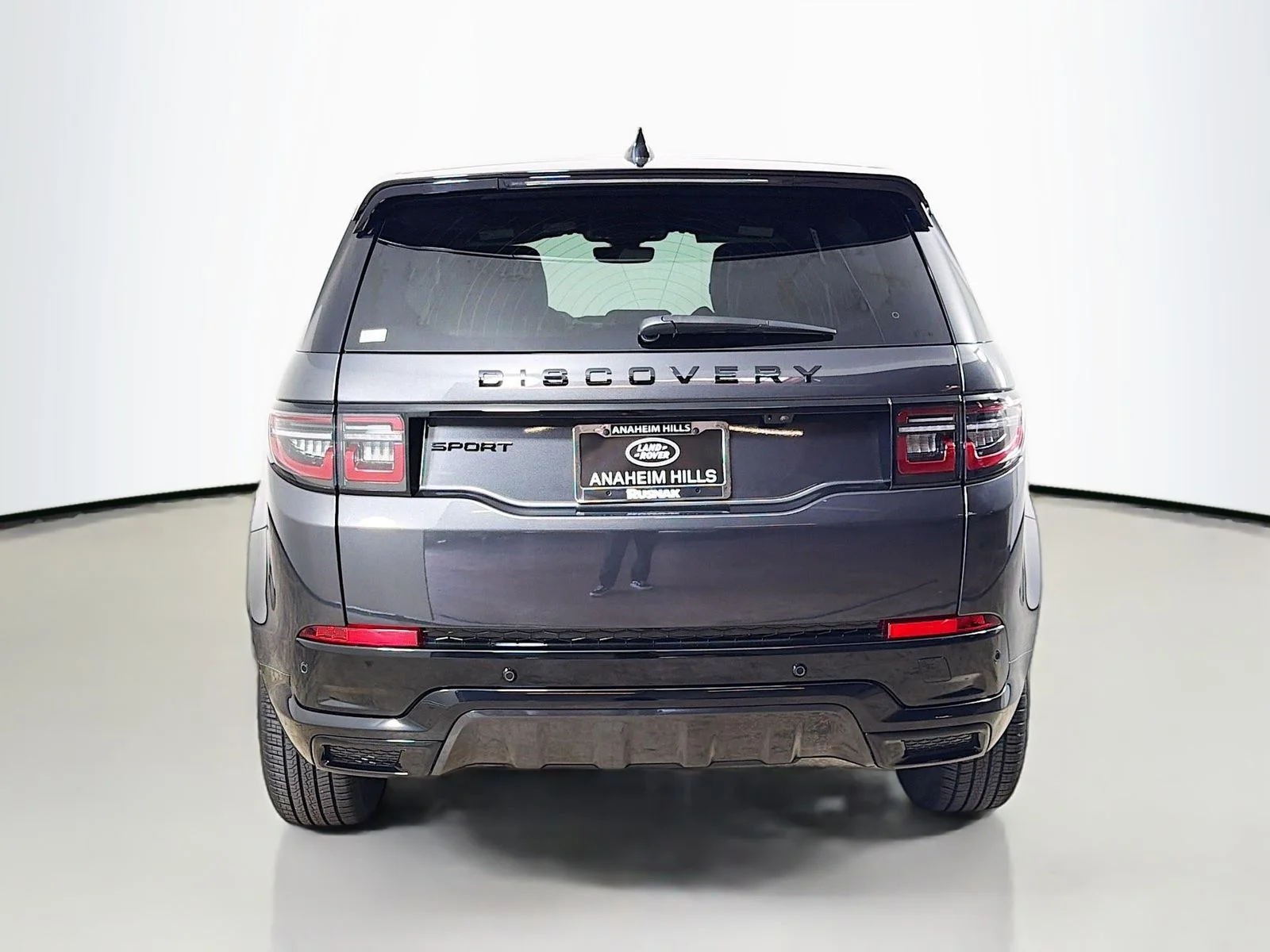 Used 2025 Carpathian Gray Premium Metallic Land Rover SE image 4