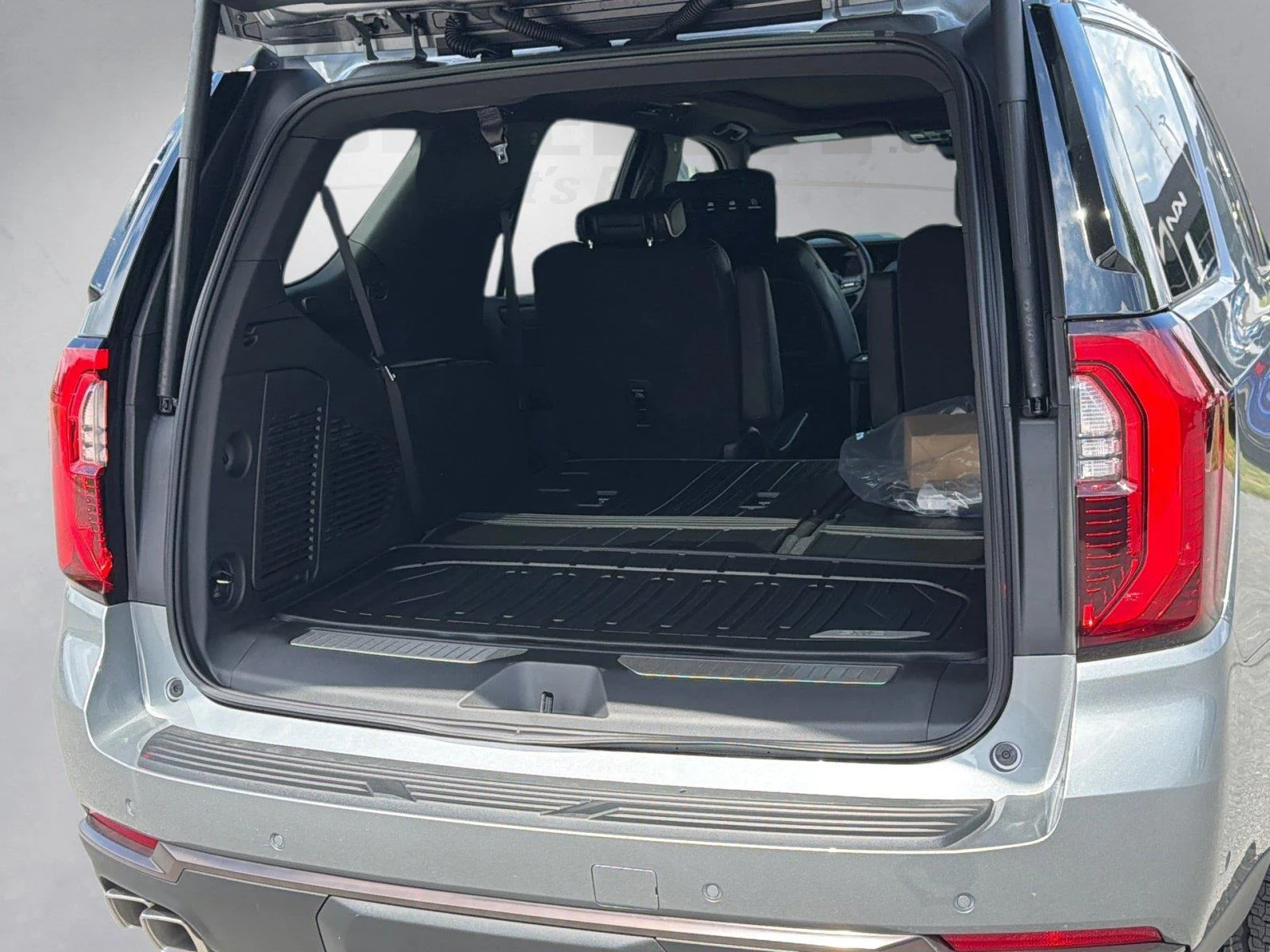 2026 GMC Yukon AT4 Ultimate - Photo 6