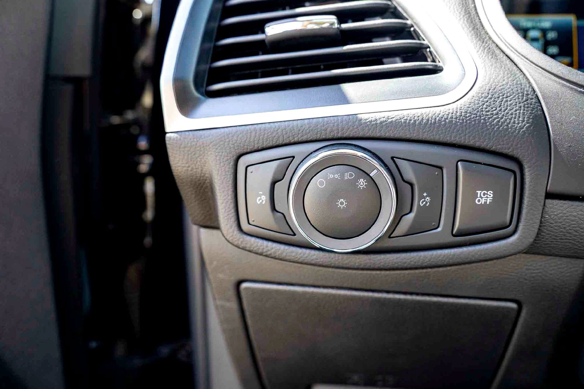 New 2024 Agate Black Metallic Ford SE image 14